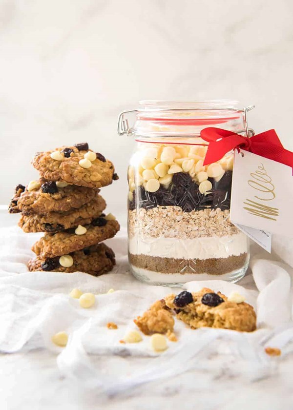 Cookie mix in a jar: white chocolate cranberry cookies