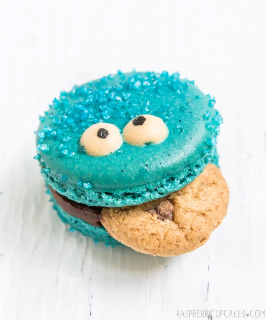 Cookie monster macarons