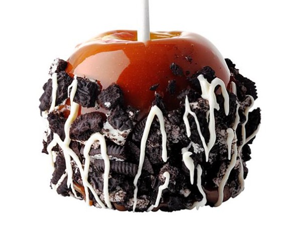 Cookies and cream caramel apples