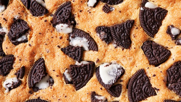 Cookies-and-cream slab cake