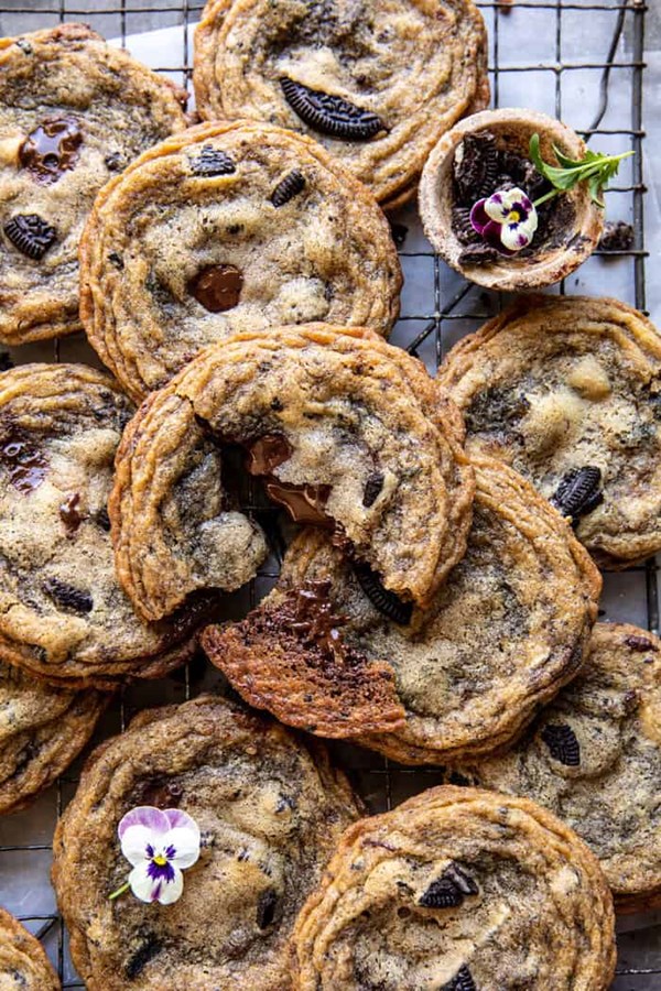 Cookies n' cream chocolate chip cookies
