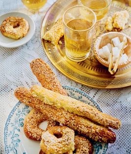 Cookies with a sesame-anise glaze (Kaak)