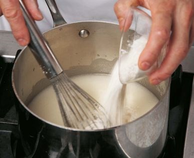Cooking [artichokes] dans un blanc