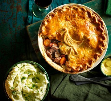 Coq au vin pie & creamy chive mash