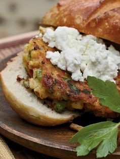 Corn burgers with sun-dried tomatoes and goat cheese
