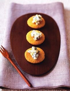 Corn cakes with Cabrales blue cheese and honey (Tortos de maís con queso Cabrales y miel)