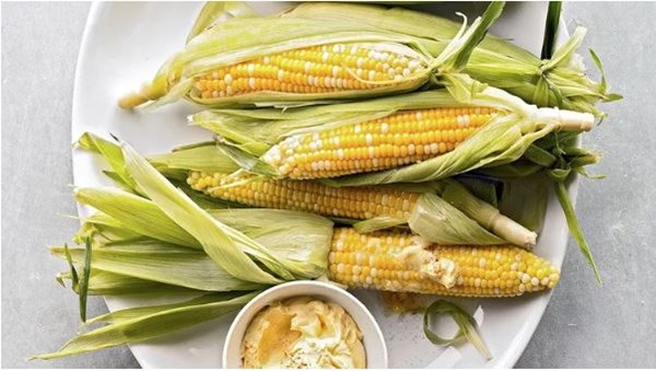 Corn on the cob boiled in the husk