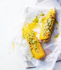 Corn on the cob with roasted garlic & herb butter