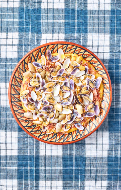 Corn porridge with wedge shell clams (Xerém de conquilhas)