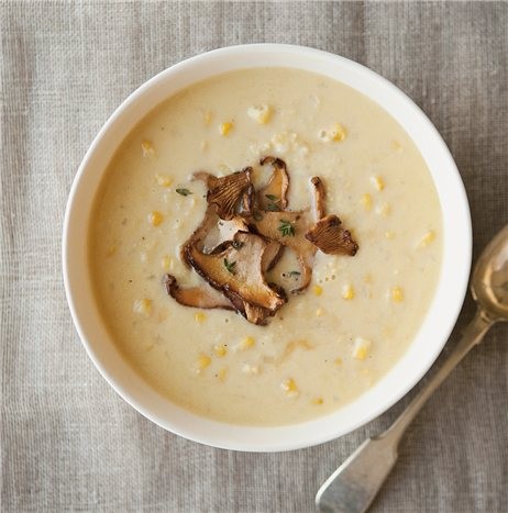 Corn soup with chanterelles & thyme