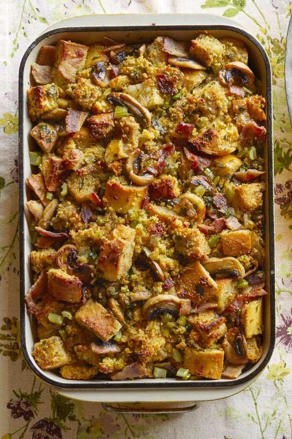 Cornbread-bacon dressing with mushrooms