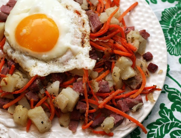 Corned beef hash with carrots and thyme