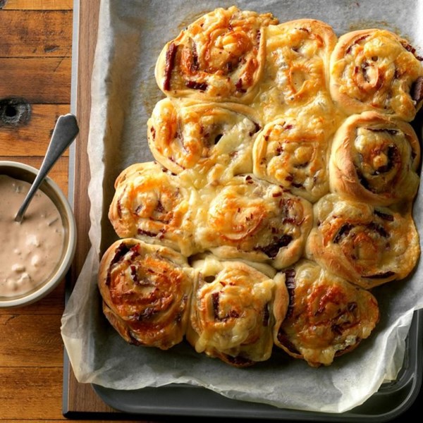 Corned beef pizza swirls