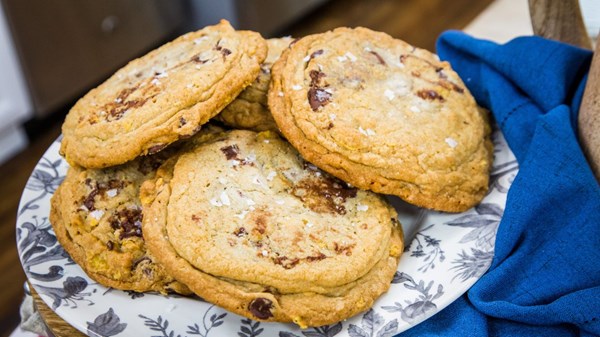 Cornflake-chocolate chip cookies