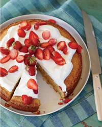 Cornmeal-almond cake with strawberries and mascarpone