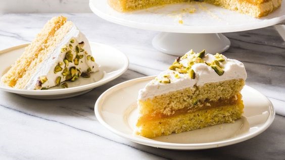 Cornmeal cake with apricot-bay compote