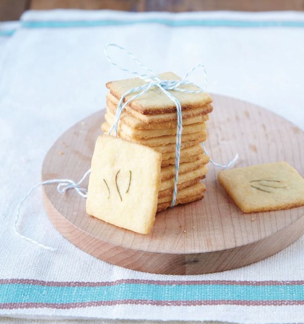 Cornmeal cookies with rosemary