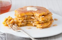 Cornmeal pancakes with vanilla and pine nuts