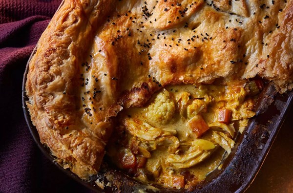 Coronation chicken & cauliflower puff pie
