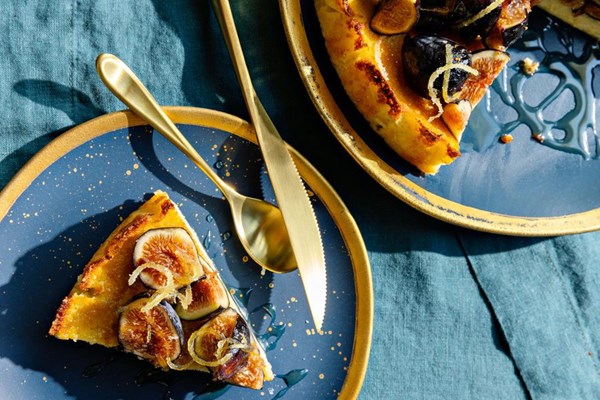 Corsican cheesecake with chestnut honey and figs (Fiadone)