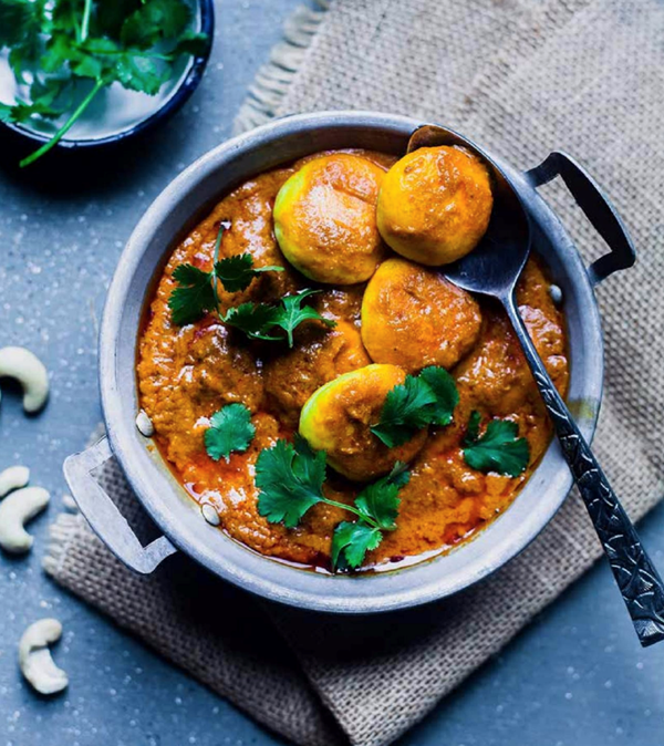 Cottage cheese dumplings in creamy cashew gravy (Chaana kaju torkari)