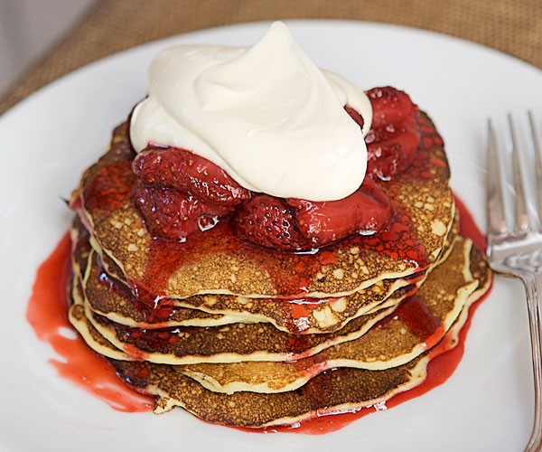 Cottage cheese pancakes with crème fraîche and strawberries
