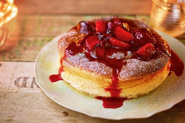 Cotton cheesecake with honey plums