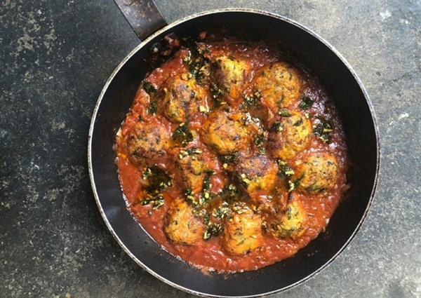 Courgette and chickpea ‘meatballs’ in spicy tomato sauce