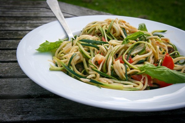 Courgette pasta puttanesca