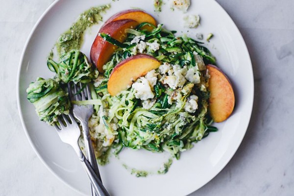 "Courgetti" salad with creamy Roquefort and juicy peaches