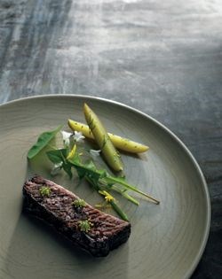 Crab and artichoke leaves