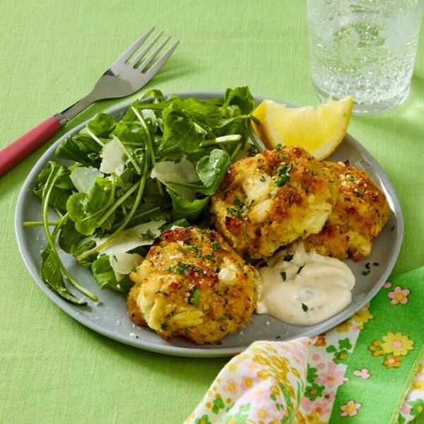 Crab cakes with arugula salad