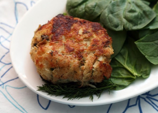 Crab cakes with dill & capers