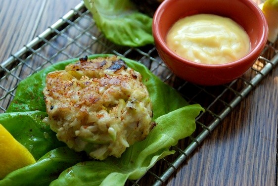 Crab cakes with fennel, scallions and green apple