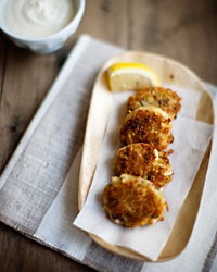 Crab cakes with horseradish cream