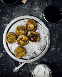 Crab cakes with lemongrass and green mango