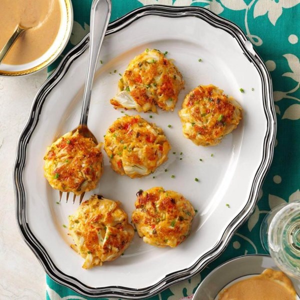 Crab cakes with peanut sauce