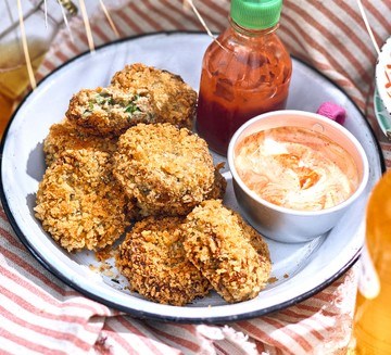 Crab croquettes with sriracha mayo dip