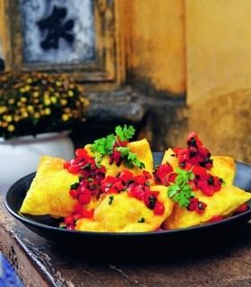 Crab wontons with tomato salsa (Hoành thánh chiên)