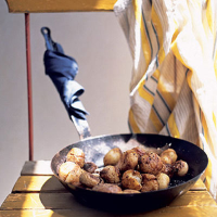 Cracked new potatoes with coriander