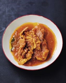 Crackling pork in rustic Oaxacan sauce (Salsa de chicharrón)