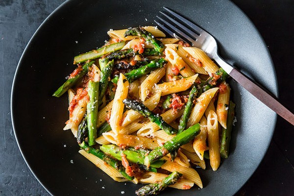Craig Claiborne's pasta con asparagi