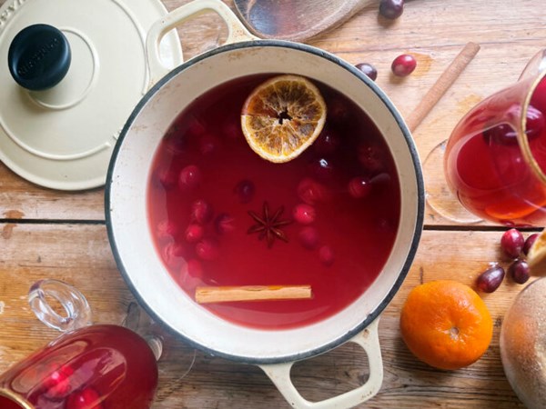 Cranberry and cinnamon mulled cider