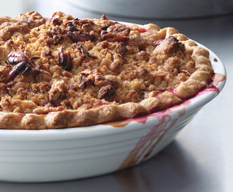 Cranberry-apple crumble pie