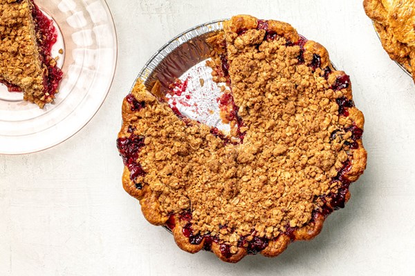 Cranberry crumble pie