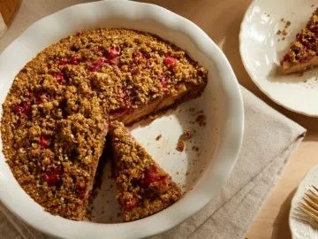 Cranberry-pear crumble pie