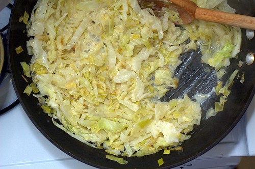Cream-braised cabbage with leeks