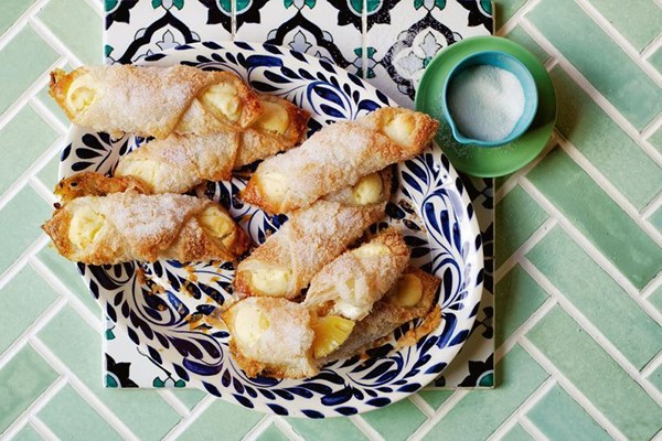 Cream cheese and pineapple pastries (Pastelitos de queso y piña)