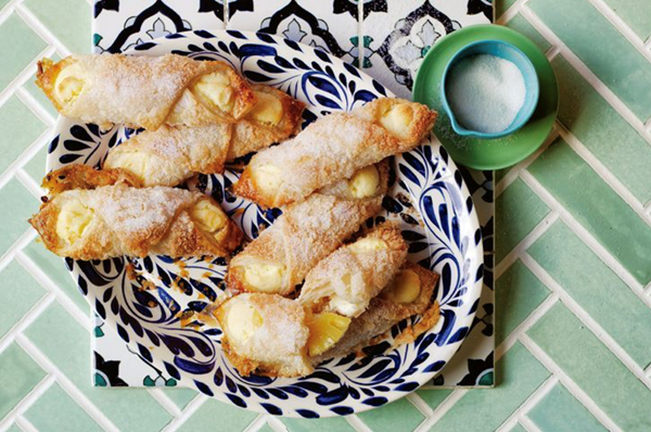 Cream cheese and pineapple pastries (Pastelitos de queso y piña)