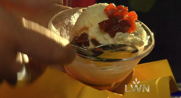 Cream cheese ice cream with ate (Helado de ate con queso)